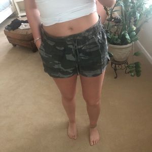 Tie camo shorts